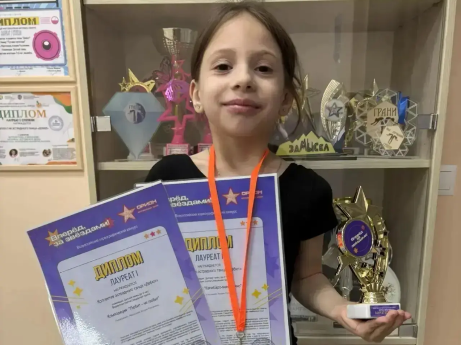Ученица 1 «А» класса Величко Виктория стала лауреатом сразу двух степеней на Всероссийском конкурсе «ВПЕРЁД, К ЗВЁЗДАМ!».
